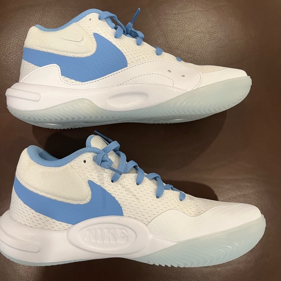 Like new- Nike hyperquick volleyball sneakers. Size 6. Worn once! - Picture 3 of 7